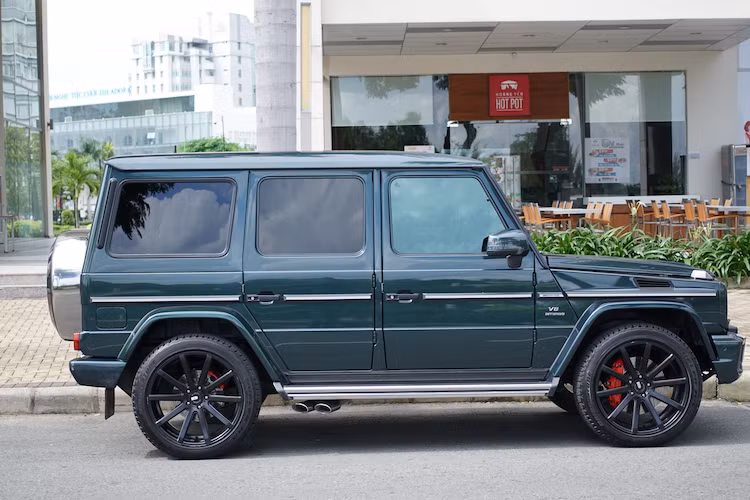 Điểm đặc biệt của chiếc G63 AMG này đó là nó đã được chủ nhân trang bị cho bộ mâm độ 10 cánh với bản lớn, làm tăng dáng vẻ "hầm hố" cho xe.