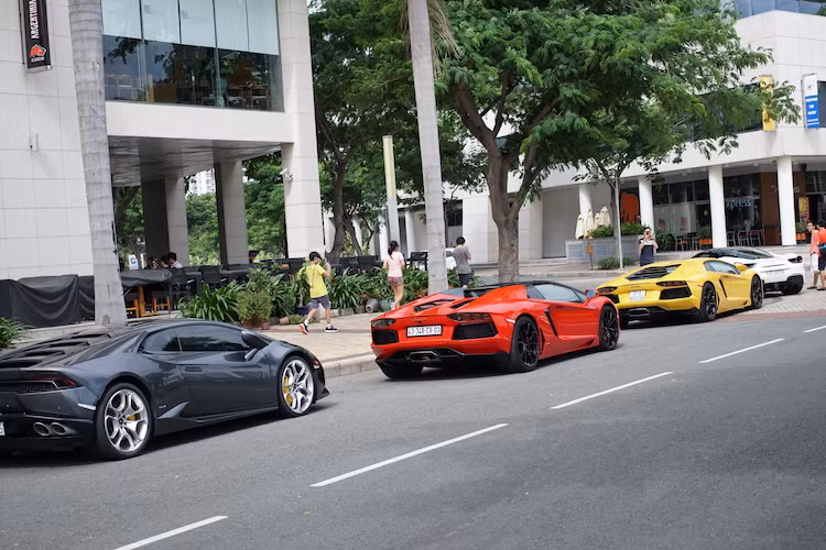 Được biết đoàn siêu xe trăm tỷ, "hàng khủng" vừa xuất hiện trên con phố Tôn Dật Tiên do những người chủ sở hữu của chúng đã tổ chức gặp gỡ giao lưu tại một quán cà phê trên đường. Đây cũng là địa điểm thường xuyên xuất hiện những siêu xe tại Sài Gòn.