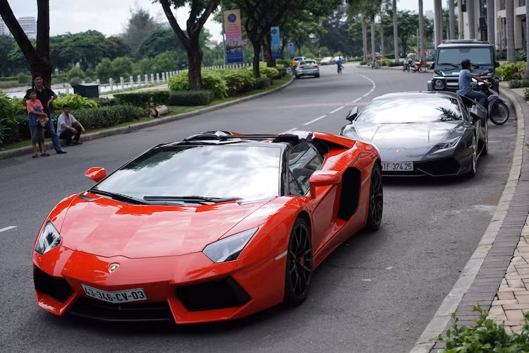 Trong khi đó, chiếc siêu xe Aventador thứ 2 trong đoàn xe cũng đã gây xôn xao dư luận vào hồi đầu năm nay, khi chính là phiên bản mui trần Aventador Roadster đầu tiên tại Việt Nam. Chiếc xe đã được nhập về nước ta thông qua một showroom ôtô tư nhân tại Hà Nội.