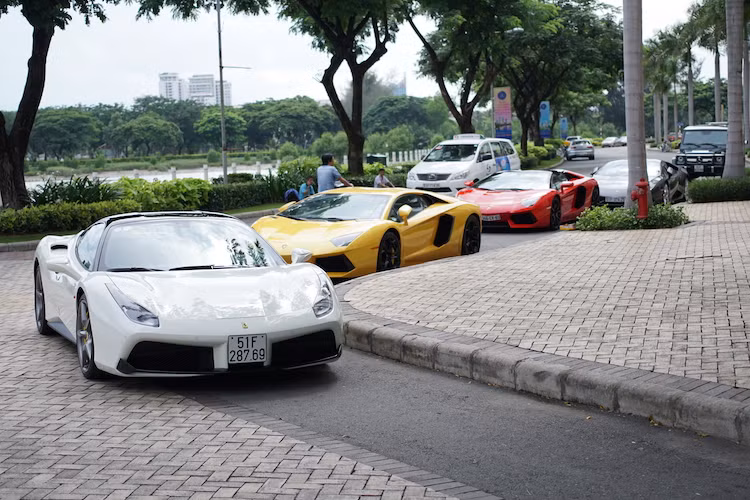 Dù đoàn siêu xe chi có tổng cộng 5 chiếc nhưng do 4/5 chiếc là những siêu xe thuộc hàng "hot" trên Thế giới, số xe này ước tính có tổng trị giá lên tới khoảng 100 tỷ. Trong đó, nổi bật nhất là cặp đôi Lamborghini Aventador với cả 2 phiên bản là coupe và mui trần.