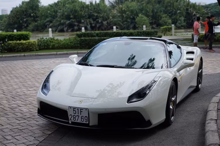 Chiếc Ferrari duy nhất trong đoàn xe chính là chiếc 488 GTB đầu tiên với màu trắng Bianco Avus tại Việt Nam, đã về nước hồi tháng 2 năm nay. Chủ nhân của chiếc xe này chính là "tay chơi siêu xe" nổi tiếng Cường "Đô La".