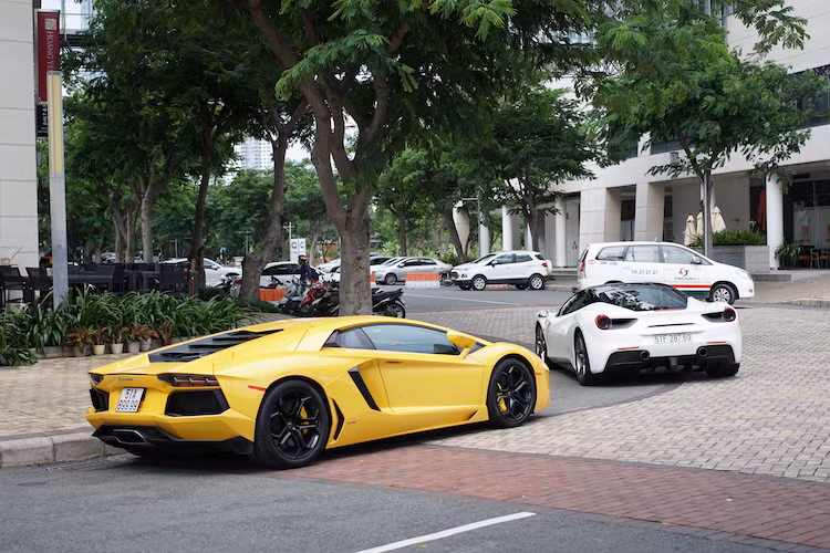 Khi mới về nước, chiếc xe vốn mang biển số ngoại giao. Tuy nhiên, sau này chủ xe đã đóng thuế đầy đủ để có thể ra biển tư nhân. Ước tính giá trị sau thuế của chiếc xe lên tới 25 tỷ đồng.