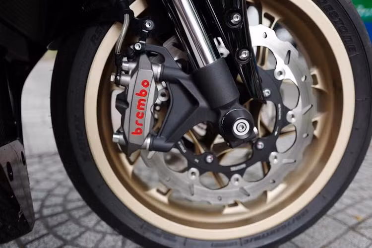 Ở bánh trước, hệ thống phanh của xe đã được chủ nhân nâng cấp lên với heo Brembo M4 kèm theo đĩa hoa Galfer. Bảo vệ cho trục trước của chiếc xe là cặp chống đổ của Accossato.