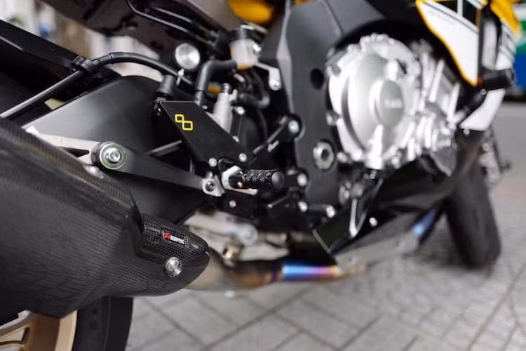 Với dàn để chân bằng nhôm của Lightech, tư thế ngồi của xe cũng trở nên thoải mái hơn cho người lái, đồng thời giúp giảm một chút trọng lượng của R1.