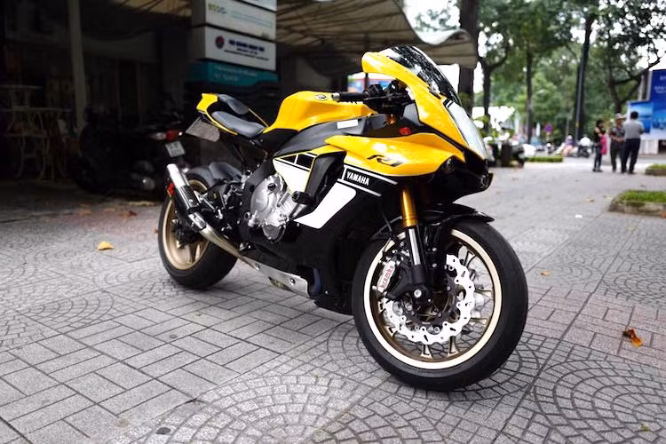 Nằm trong loạt xe đặc biệt kỷ niệm 60 năm ngày thành lập chi nhánh sản xuất xe máy, về thiết kế, Yamaha R1 60th Anniversary vẫn giữ nguyên kiểu dáng so với R1 thường với cảm hứng lấy từ chiếc xe đua M1 Moto GP của Valentino Rossi.