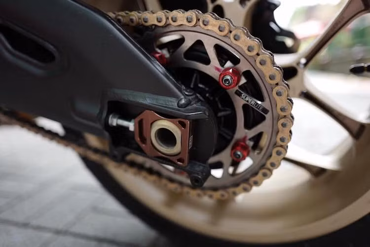 Bộ nhông đĩa Superlite kèm theo xích DID với màu vàng không chỉ đẹp mắt khi đồng màu với mâm xe mà còn giúp sức mạnh truyền từ khối động cơ Crossplane 4 xi-lanh của R1 trở nên hiệu quả hơn.