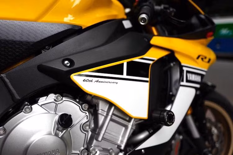 Điểm nổi bật nhất của phiên bản này đó là màu sơn và dàn tem cực độc của xe, được Yamaha gọi là "Speed Block". Với 3 gam màu chính là trắng - vàng - đen và những hoạ tiết hình khối đơn giản, bộ tem mới của xe gợi nhớ về những chiếc xe đua Yamaha trong thập niên 70.