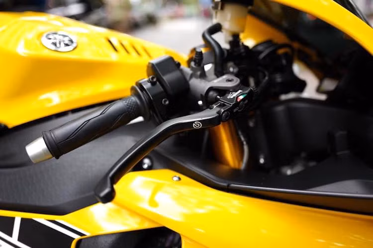 Không chỉ có hệ thống phanh trước được nâng cấp, cùm phanh của xe cũng đã được chú trọng và nâng lên loại Brembo RCS19, đem tới cảm giác tay phanh tốt và trung thực hơn.