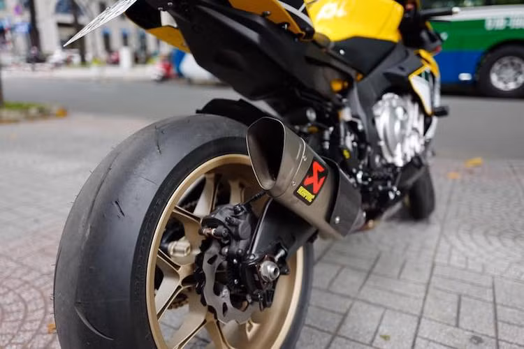 Ngoài ra, không thể không kể tới hệ thống xả full system titanium của Akrapovic đã được trang bị cho xe. Do chính hãng xe Yamaha đặt hàng hãng pô nổi tiếng Akrapovic để dành riêng cho R1, hệ thống xả này sẽ giúp phát huy tối đa hiệu năng của chiếc xe.