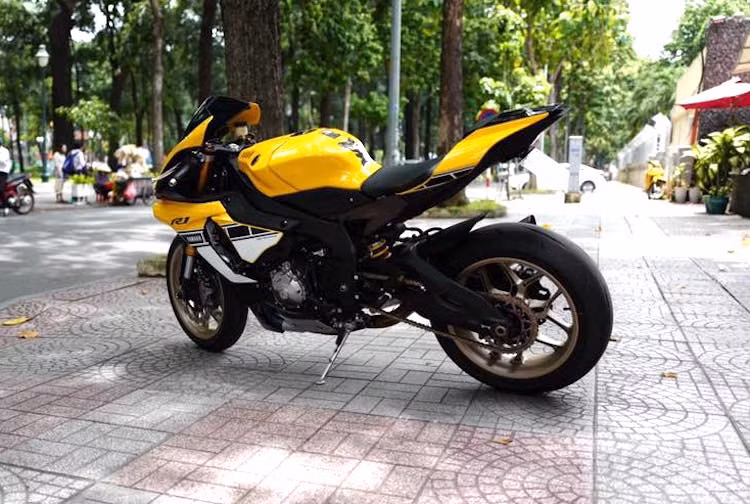 Vốn đã là một phiên bản hiếm và có giá trị sưu tập cao, chiếc R1 60th Anniversary này của một biker tại Sài Gòn còn tiếp tục được chủ xe trang bị cho một số phụ tùng từ các hãng "đồ chơi" cao cấp, tạo thêm điểm nhấn cho chiếc xe cũng như tăng sự thoải mái và tiện dụng khi sử dụng hàng ngày.