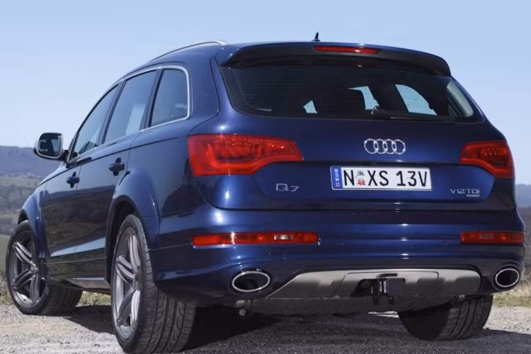 Hiệu năng của động cơ này mạnh mẽ tới nỗi ban đầu Audi còn định lắp nó cho siêu xe R8 nổi tiếng, bên cạnh các phiên bản V8 và V10. Tuy nhiên sau một loạt những phiên bản ý tưởng, hãng đã quyết định bỏ ý tưởng này. Sang tới thế hệ thứ 2, Audi cũng ngừng sản xuất luôn phiên bản Q7 6.0 TDI.