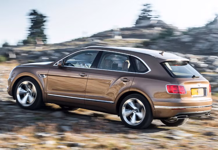Nhờ động cơ mạnh mẽ và thân xe có lực cản không khí thấp hơn nhiều so với G65 AMG, Bentayga chỉ mất 3,5 giây để tăng tốc từ 0-100 km/h và tốc độ tối đa 301 km/h. Kể từ năm sau, Bentley sẽ còn tung ra phiên bản Bentayga V8 và hybrid rẻ hơn.