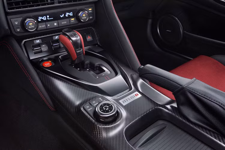 Vẫn giống như 8 năm qua, siêu xe thể thao GT-R Nismo 2017 sử dụng động cơ V6 3.8l tăng áp kép VR38DETT được lắp ráp bằng tay, tuy nhiên đạt công suất tối đa 600 mã lực thay vì chi 565 mã lực như phiên bản thường. Mô-men xoắn cực đại của xe cũng đạt tới 652 Nm. Ngoài ra, xe vẫn tiếp tục có hệ dẫn động 4 bánh ATTESA E-TS Pro và hộp số ly hợp kép 6 cấp.