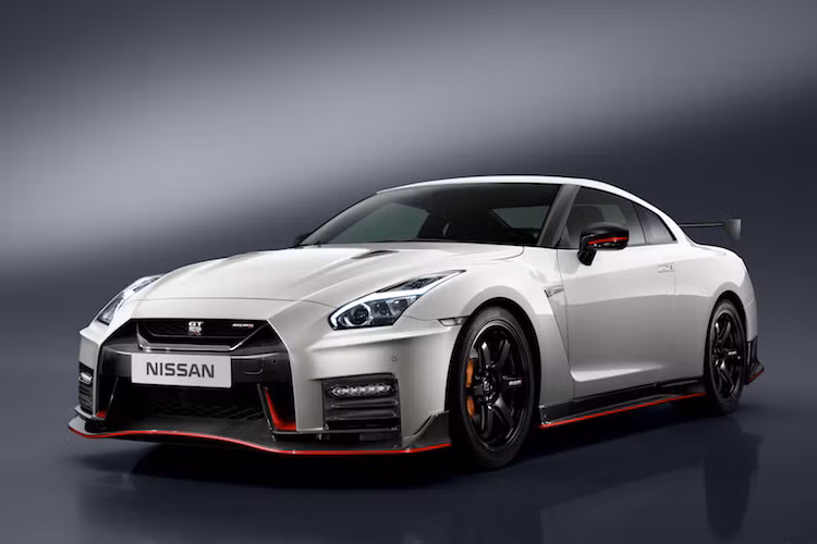 Với những thay đổi kể trên, Nissan GT-R Nismo 2017 có giá khởi điểm lên tới 176.585 USD (tương đương 3,93 tỷ đồng). Với số tiền này cách đây 8 năm trước, khách hàng có thể mua được một chiếc GT-R mới tinh (69.850 USD) có giá rẻ hơn gấp đôi. Mức giá này cũng khiến siêu xe GT-R Nismo không còn là một "món hời" như trước khi nó đắt hơn cả Audi R8 và gần ngang McLaren 570S.