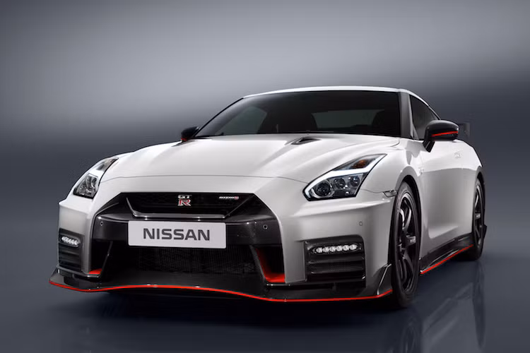 Ra mắt lần đầu từ năm 2008, Nissan GT-R R35 là "hậu duệ" của dòng xe thể thao Nissan Skyline GT-R vốn chỉ được bán tại Nhật, nhưng được mệnh danh là "quái vật Gozilla" bởi khả năng vận hành "đánh bại" nhiều siêu xe. Hiện tại phiên bản "đỉnh cao" nhất của chiếc xe là Nissan GT-R Nismo 2017.