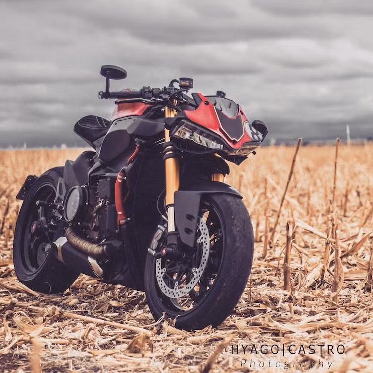 Trên chiếc Ducati 1199 Panigale S này, điểm đặc biệt nhất đó là phần đầu nguyên bản với đèn pha ấn tượng của chiếc xe đã được chủ nhân khéo léo giữ lại. Để làm được điều này, phần vỏ bao xung quanh đầu xe đã được cắt gọn, đồng thời kính chắn gió trước của 1199 Panigale S cũng đã bị tháo bỏ.