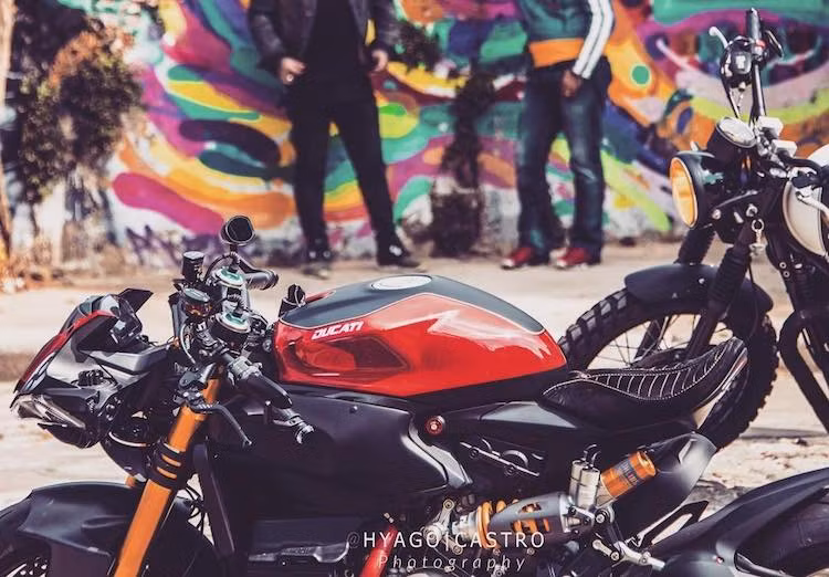 Theo đúng phong cách streetfighter, toàn bộ phần quây gió 2 bên của 1199 Panigale S đã được tháo bỏ, để lộ hoàn toàn khối động cơ L-Twin Superquadro mạnh mẽ của chiếc xe. Trong khi đó, bình xăng nguyên bản của xe vẫn được giữ nguyên.