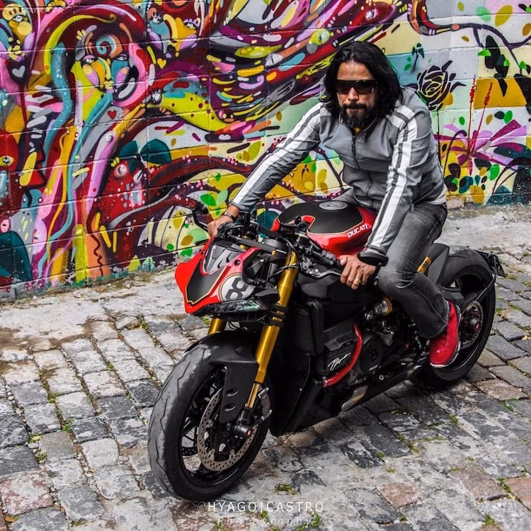 Sau khi được độ lại theo phong cách streetfighter, chiếc Ducati 1199 Panigale S đã càng trở nên "dữ dằn" và mạnh mẽ hơn kiểu dáng superbike nguyên bản.