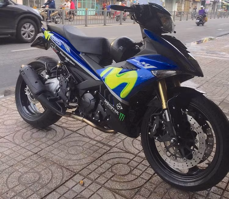 Bản độ Exciter mới nhất tại Sài Gòn, dựa trên phiên bản Exciter Movistar không có nhiều "đồ chơi" hàng khủng như 2 bản độ đình đám trước đây. Tuy nhiên, chiếc xe vẫn đầy ấn tượng với các phụ tùng từ những dòng phân khối lớn khác nhau.