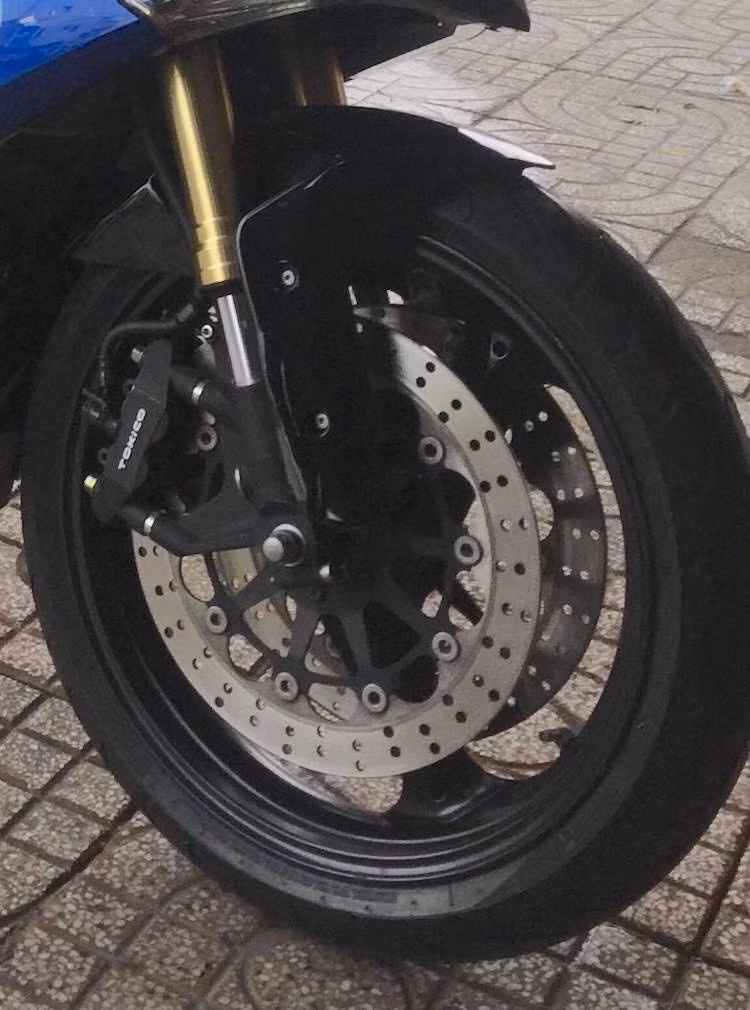 Ở phía trước, chiếc xe đã sử dụng nguyên "dàn chân" của Suzuki GSX-R600 gồm cặp phuộc USD, mâm 3 cánh kèm hệ thống phanh đĩa kép với heo Tokico 4 pis mỗi bên.