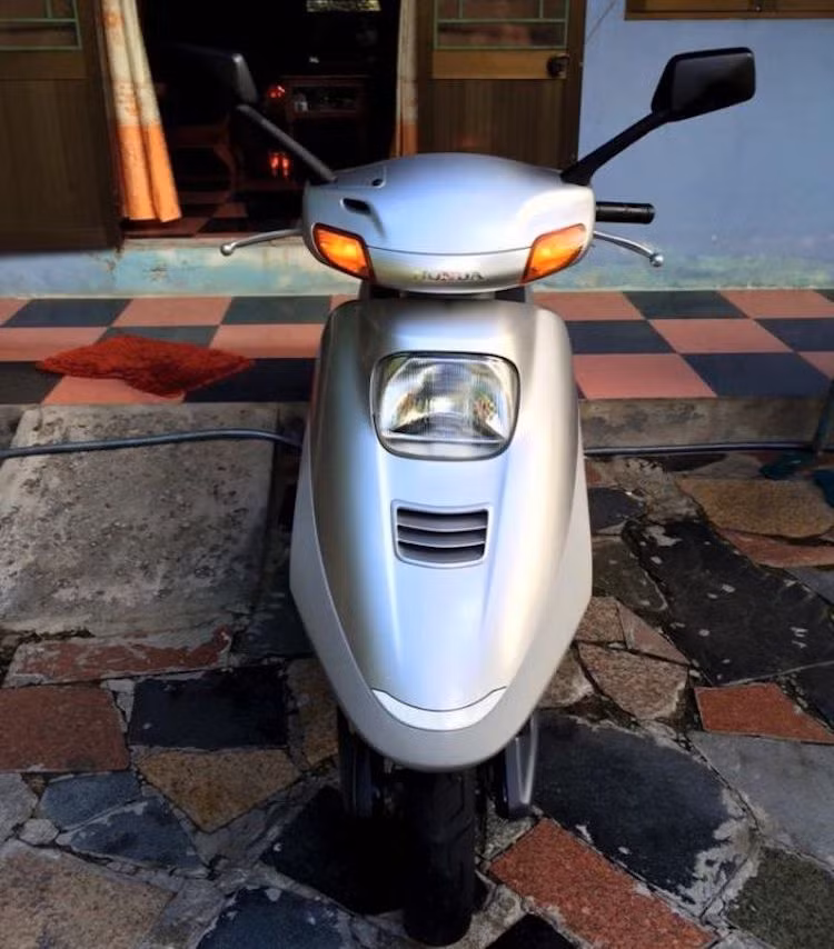 Trải qua thời gian, dù có nhiều dòng xe tay ga khác của Honda chiếm vị trí của Spacy như @, Dylan và nay là SH nhưng mẫu xe này vẫn được người Việt rất ưa chuộng, đặc biệt là phái nữ bởi kiểu dáng thanh lịch, nữ tính. Chiếc Spacy này đã được một người chơi xe cất công săn lùng với toàn bộ các chi tiết trên xe nguyên bản và ngoại hình gần như mới.