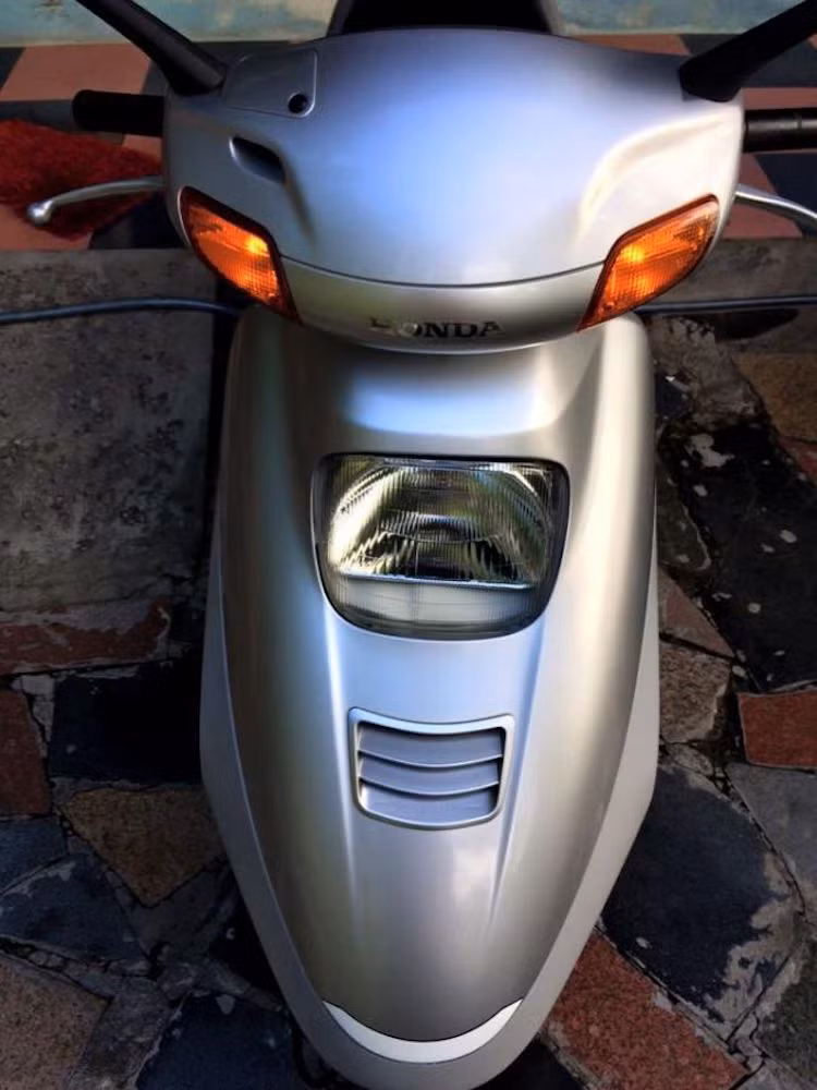 Do có các khe hút gió ở phía trước, có thể khẳng định rằng chiếc xe thuộc phiên bản "đời cuối", do những chiếc Spacy được nhập vào Việt Nam đầu Thế kỷ 21 đổ về trước đều có mặt nạ trước liền khối.