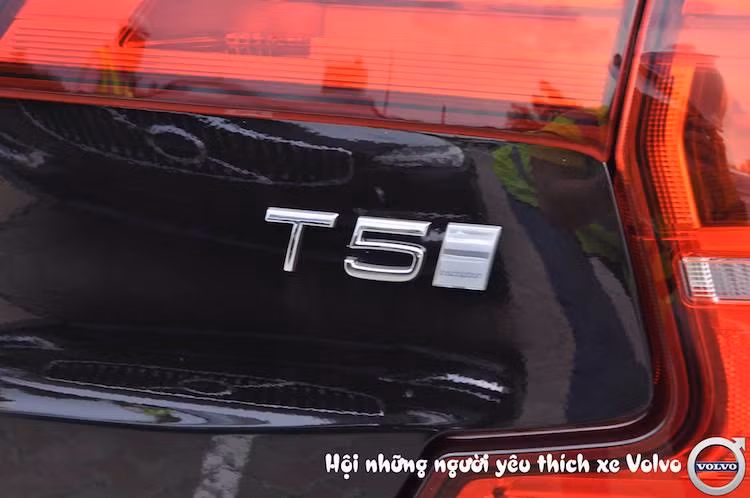 Phiên bản S90 đầu tiên được nhập về Việt Nam là bản tầm trung T5 Inscription, được trang bị động cơ 4 xi-lanh tăng áp công suất tối đa 250 mã lực và mô-men xoắn cực đại 349 Nm. Dưới phiên bản này còn có bản T5 Momentum, trong khi chiếc S90 cao cấp nhất hiện nay là T6 AWD Momentum.