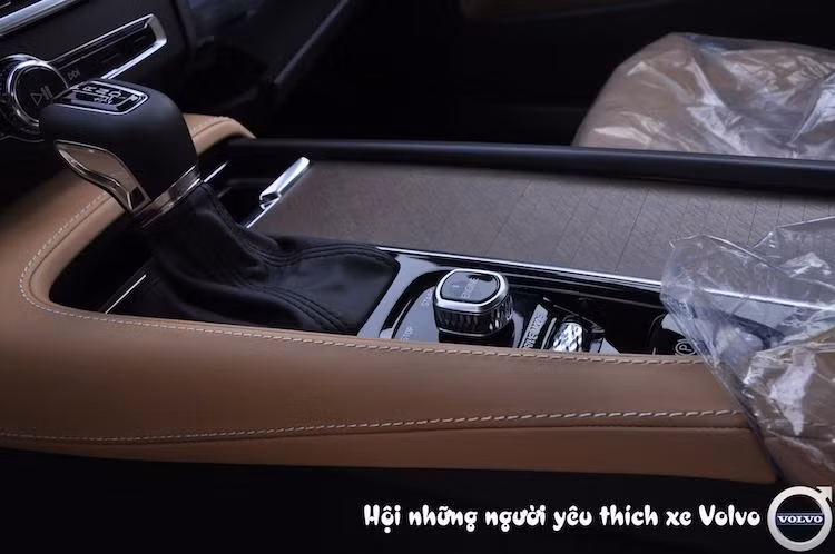 Tất cả các phiên bản của S90 đều sử dụng chung động cơ 2.0l 4 xi-lanh, tuy nhiên bản Momentum được trang bị cả tăng áp lẫn siêu nạp để cho công suất lên tới 316 mã lực. Với động cơ dung tích nhỏ, chiếc xe sẽ được lợi về thuế TTDB. Phiên bản T5 Inscription này được trang bị hộp số tự động 8 cấp kết hợp với hệ dẫn động cầu trước.