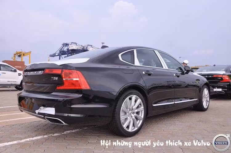 Từ hai bên thân xe, S90 sở hữu kiểu dáng thuôn mượt, đơn giản nhưng đậm chất tinh tế đã gắn liền với hình ảnh của hãng xe sang Thụy Điển nói riêng và phong cách thiết kế Bắc Âu nói chung.