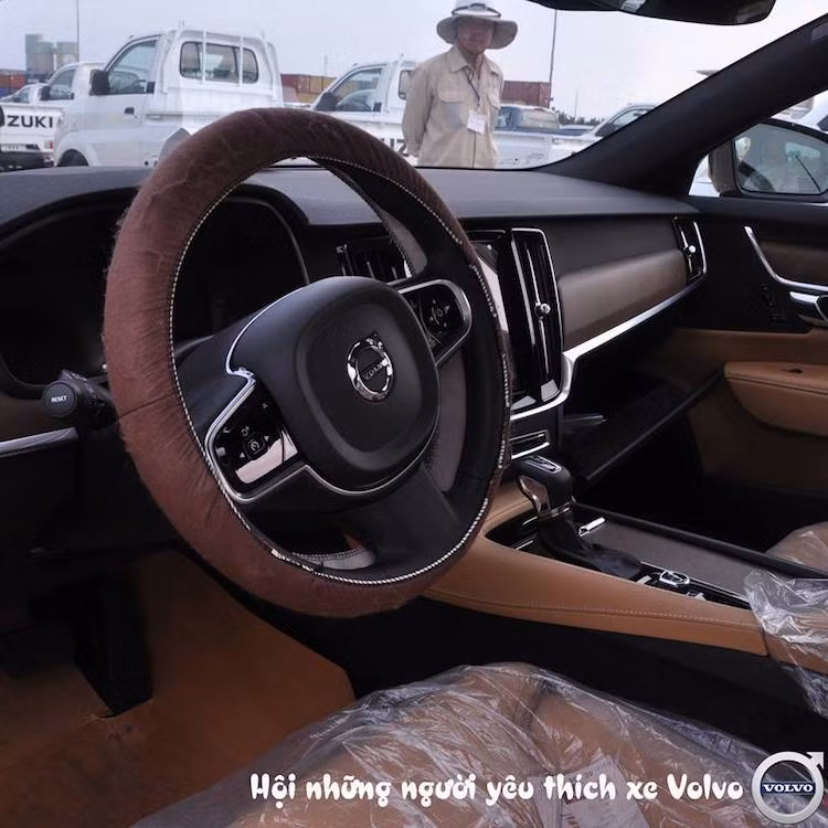 Cũng giống như ngoại thất, nội thất của chiếc xe mang đậm tính truyền thống nhưng vẫn rất hiện đại với màn hình cảm ứng lớn nằm chiếm hết diện tích của bảng điều khiển trung tâm, đóng vai trò là hệ thống thông tin giải trí đồng thời là cụm nút điều khiển của xe.