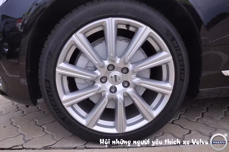 Phiên bản T5 Inscription vừa về tới Việt Nam được trang bị bộ vành 10 cánh 19 inch, càng làm tăng sự sang trọng và thanh lịch cho chiếc xe. Được nhập nguyên chiếc dưới dạng xe mới về Việt Nam, hệ thống phanh của chiếc xe vẫn còn nguyên một tấm chắn bằng nhựa trắng chưa tháo ra.