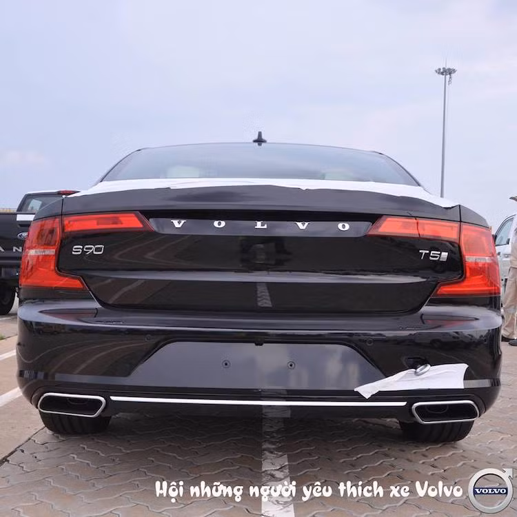 Tại Mỹ, một chiếc S90 T5 Inscription hiện có giá bán khởi điểm là 50.450 USD (tương đương 1,12 tỷ đồng). Hiện nhà nhập khẩu và phân phối chính thức các dòng xe Volvo tại Việt Nam vẫn chưa chia sẻ kế hoạch ra mắt chính thức của mẫu sedan S90 cùng giá bán của chiếc xe.