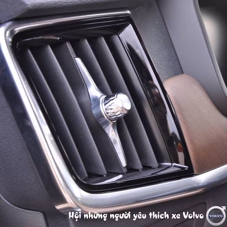 Không chỉ sử dụng các vật liệu cao cấp như da và gỗ tự nhiên, nội thất của S90 còn gây ấn tượng bởi sự cầu kỳ tới từng tiểu tiết. Điều này được thể hiện ngay cả ở những chi tiết như núm điều chỉnh góc nghiêng của các khe gió điều hòa được phay vát cạnh tinh xảo.