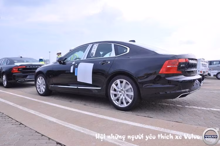 Do Volvo không tham dự triển lãm ôtô Quốc tế Việt Nam 2016 (VIMS 2016) nên nhiều khả năng lễ ra mắt chính thức chiếc xe sẽ được hãng tổ chức riêng trong thời gian tới. Mức giá cho dòng xe này tại thị trường Việt Nam dự kiến từ 2,36 - 2,72 tỷ đồng.