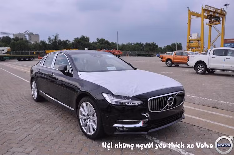 Trước đây, Công ty Cổ phần ôtô Bắc Âu (nhà nhập khẩu và phân phối chính thức các dòng xe Volvo của Thụy Điển tại Việt Nam) đã hé lộ sẽ đưa dòng sedan hạng sang cỡ trung S90 về nước ta. Vừa qua, một chiếc Volvo S90 T5 Inscription đã chính thức "đặt chân" tới Việt Nam.