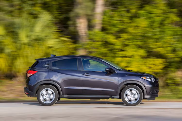 Trong khi đó, tại các thị trường khác từng xuất hiện hồi cuối năm 2016 vừa qua, Honda HR-V vẫn đang sử dụng hai động cơ xăng truyền thống, hút khí tự nhiên 4 xi-lanh gồm 1,5 lít 118 mã lực, 145Nm mô-men xoắn và 1,8 lít 140 mã lực 172Nm mô-men xoắn.