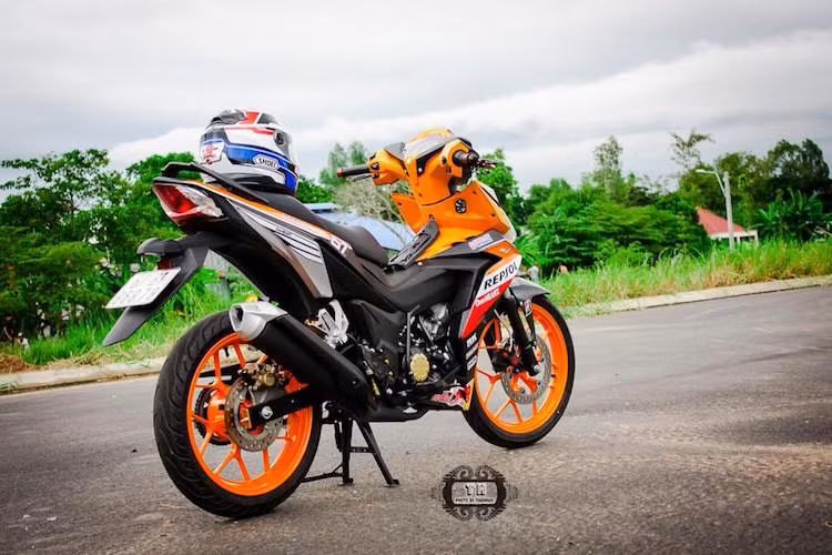 Kết hợp với cặp lốp Michelin Pilot Sport, khả năng điều khiển của Winner càng trở nên tốt hơn nữa nhờ lốp bám đường hơn. và hệ thống giảm xóc trước/sau tốt.