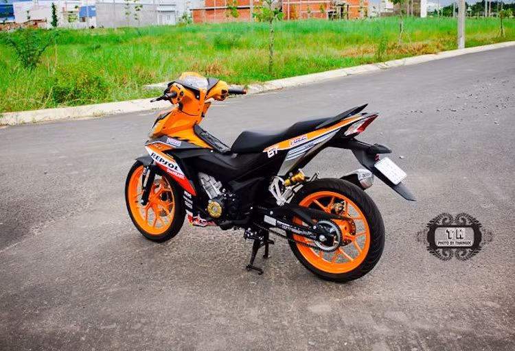 Chiếc xe côn tay thể thao Honda Winner 150 đã có kiểu dáng đầy "kích thích" khi được một biker An Giang trang bị cho một loạt đồ chơi và dàn áo dán tem phong cách Repsol.