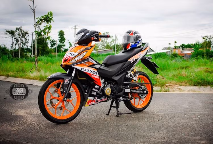 Tại Việt Nam, Honda Winner 150 chỉ được bán chính thức với 4 màu sắc chia làm 2 phiên bản, tuy nhiên ở nhiều nước Đông Nam Á khác, chiếc xe còn có thêm bản tem đấu Repsol theo phong cách những chiếc xe đua MotoGP của đội Repsol Honda "đình đám" trong nhiều năm qua.