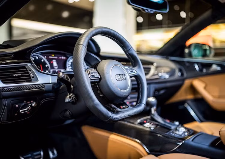 Bên trong nội thất của RS6 Performance cũng được nâng cấp nhẹ với hững chi tiết ốp sử dụng sợi carbon, trong khi toàn bộ cabin được bọc trong alcantara kết hợp với da Nappa.