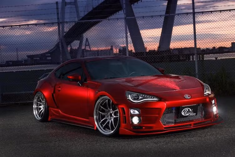 Trong vài năm gần đây, hãng độ Kuhl Racing đã nổi danh trong làng độ xe không chỉ bởi các bộ bodykit độc đáo, mà còn vì mỗi chiếc xe của hãng đều có vỏ ngoài được sơn rất độc đáo. 9 tháng trước, hãng đã từng "gây sốc" với chiếc Nissan GT-R sơn nổi họa tiết như chạm khắc màu vàng và mới đây nhất, Kuhl Racing vừa công bố một bản độ mới dựa trên mẫu xe thể thao Toyota 86.