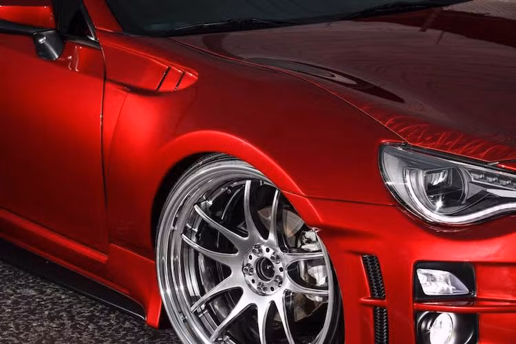 Ở hai bên thân xe, các vòm bánh cũng đã được Kuhl nới rộng tương tự những chiếc Toyota 86 với gói widebody nổi tiếng Rocker Bunny. Tuy nhiên khác với giải pháp của Rocket Bunny, Kuhl đã thay toàn bộ vè trước và sau của xe, thay vì chỉ "bắn đinh" các tấm ốp nới rộng lên vè zin của xe.