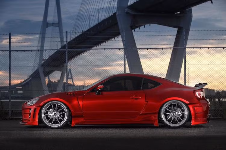 Ở bản độ này, Kuhl Racing đã lựa chọn màu sơn táo đỏ độc đáo, với hiệu ứng ánh kim kết hợp với nhiều lớp sơn bóng để tạo ấn tượng đặc biệt về chiều sâu. Tuy nhiên, điểm nhấn đặc biệt nhất của chiếc 86 độ này nằm trên nắp ca-pô của chiếc xe.