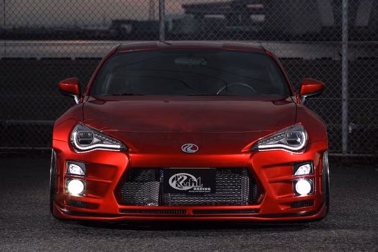 So với chiếc 86 nguyên bản, chiếc xe độ của Kuhl Racing có ngoại hình thể thao hơn nhiều nhờ bộ widebody do hãng thiết kế, với cản trước góc cạnh và có lưới tản nhiệt cực lớn. Cặp đèn pha nguyên bản của Toyota 86 cũng đã được nâng cấp lên đèn LED, trong khi bên dưới là các đèn sương mù siêu sáng.