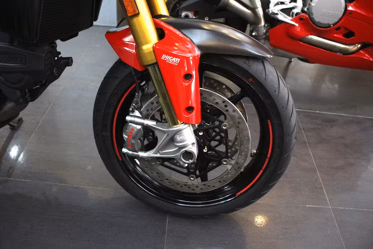 Là một mẫu xe đa địa hình, Multistrada Pikes Peak được trang bị cặp phuộc Ohlins phía trước có đường kính 48 mm, điều chỉnh được và sở hữu khoảng hành trình lớn tới 170 mm. Vành trước của xe có bản 3.5 và sử dụng lốp Pirelli Scorpion Trail II cỡ 120/70/17 vân hỗn hợp.