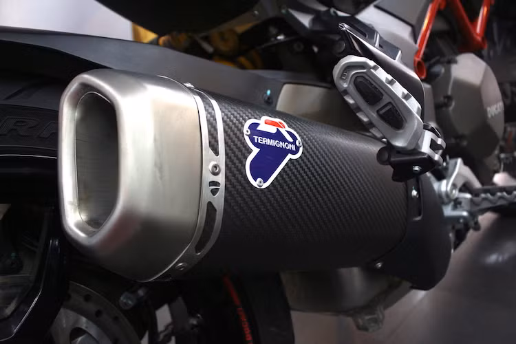 Một điểm đặc biệt khác của Multistrada Pikes Peak so với bản thường đó là chiếc xe được trang bị sẵn cây pô Termignoni vỏ carbon, thay vì pô 2 nòng. Mặc dù vậy, cây pô này chỉ có âm thanh lớn và trầm hơn pô zin một chút do âm thanh đã bị chặn nhiều bởi bộ lọc khí thải nhằm giúp chiếc xe đạt tiêu chuẩn Euro 4 để bán ở châu Âu.