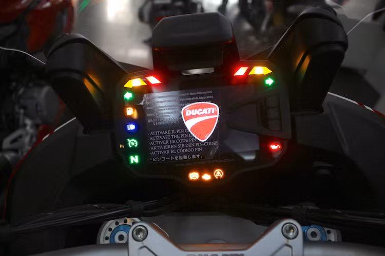 Bảng đồng hồ của Multistrada Pikes Peak là một màn hình màu TFT 5 inch bao quanh bởi một loạt các đèn báo hiệu khác nhau, cung cấp toàn bộ các thông tin quan trọng khi chiếc xe đang hoạt động. Phiên bản này cũng được trang bị sẵn bluetooth để kết nối với smartphone hay tablet và sử dụng các ứng dụng đa phương tiện và thoại rảnh tay.