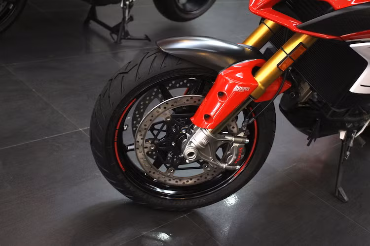 Hệ thống phanh trước của xe cũng được Ducati chú trọng với 2 đĩa đường kính 330 mm kết hợp với cặp heo Brembo Monobloc Evo M50 4 pis bắt dọc. Đặc biệt, hệ thống phanh của Multistrada Pikes Peak còn có khả năng tự thích ứng khi vào góc cua (Cornering ABS) dựa vào các thông số khác nhau như tốc độ quay bánh xe, độ nghiêng thân xe và lực bóp phanh của người lái.