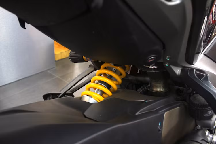 Phuộc sau của xe là loại Ohlins TTX36 cao cấp, cũng có khả năng điều chỉnh linh hoạt và khoảng hành trình tối đa 170 mm như phuộc trước. Cây phuộc monoshock này được bắt vào gắp đơn bằng nhôm với trọng lượng nhẹ nhưng lại khá bền bỉ.