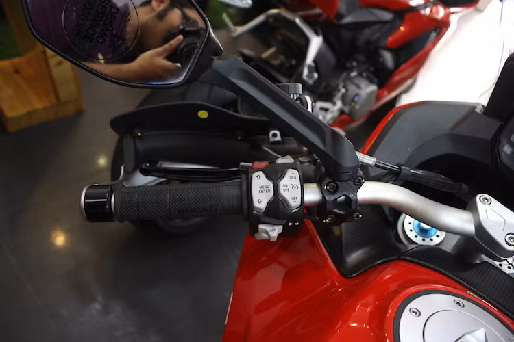 Là một trong những dòng xe hiện đại nhất của Ducati, Multistrada Pikes Peak cũng có sẵn nhiều chế độ lái và điều khiển khác nhau, cũng như các hệ thống hỗ trợ điện tử như điều khiển lực kéo, chống bênh đầu, giữ ga tự động... Các hệ thống này được điều khiển qua cụm công tắc và nút bấm bên trái tay lái của xe.